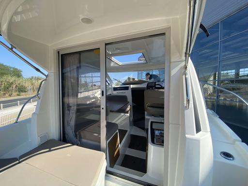 Beneteau Antares 8 OB Comparaison des Versions : Cruising et <a title="Fishing à vendre" href="/bateaux/caribbean/fishing">Fishing</a>