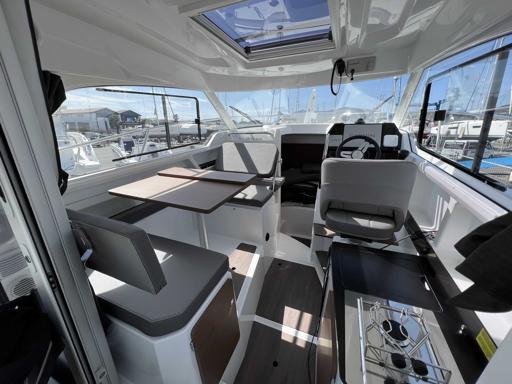 Beneteau Antares 8 OB V2 Différences entre les versions Cruising et Fishing