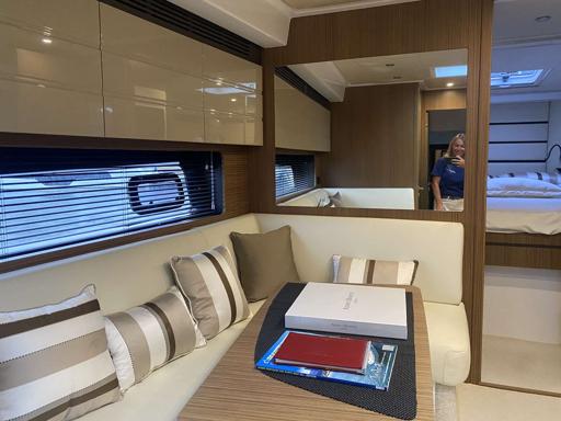 Azimut Atlantis 43 Confort et Espace Intérieur