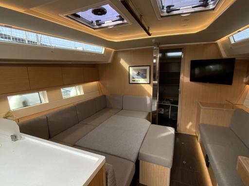 Bavaria C45 Design Intérieur : Confort et Élégance