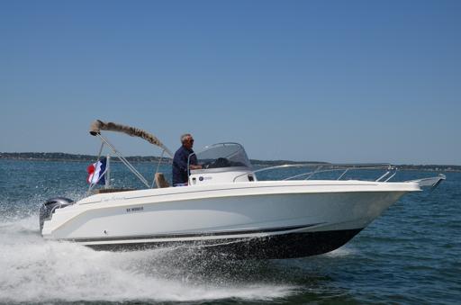 B2 Marine Cap Ferret 702 Open Serie 2 Focus sur le Cap-Ferret 702 WS : Design et Équipements