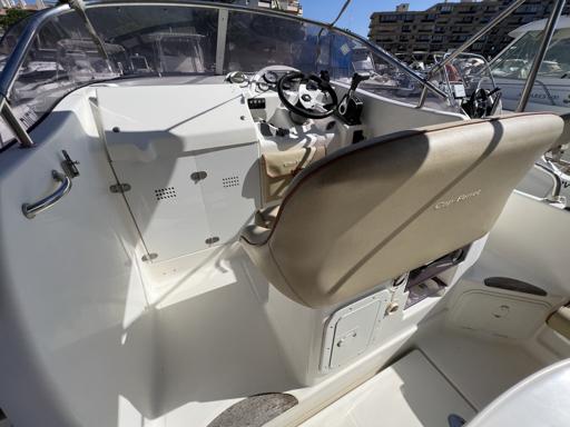 B2 Marine Cap Ferret 752 Day Cruiser Cockpit et Poste de Pilotage