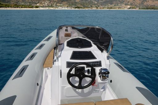 Ranieri Cayman 23 Sport Touring Caractéristiques et équipement du bateau