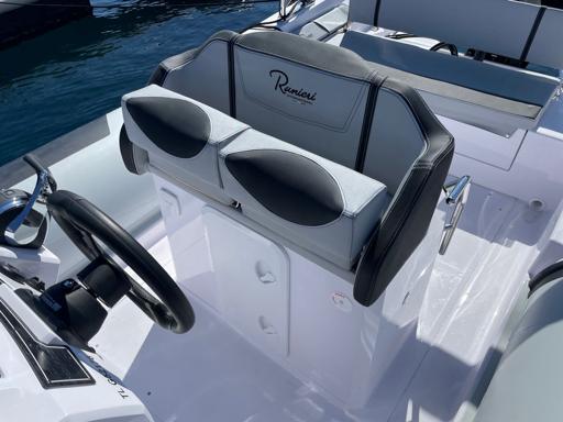 Ranieri Cayman 26 Sport Touring Équipements à Bord