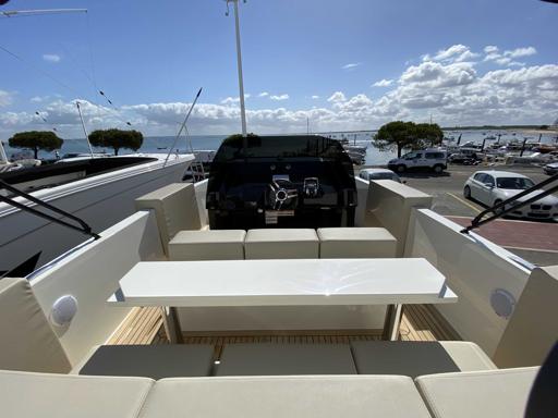 De Antonio Yachts D28 Open Aménagement et Confort à Bord