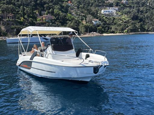 Beneteau Flyer 6.6 SPACEdeck Équipements et Confort à Bord