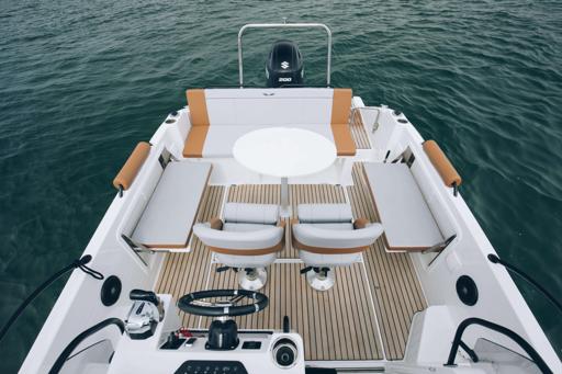 Beneteau Flyer 7 SUNdeck Aménagement et Confort de bord