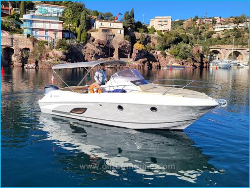 Beneteau Flyer 850 Sun Deck Le Design Unique du Bateau