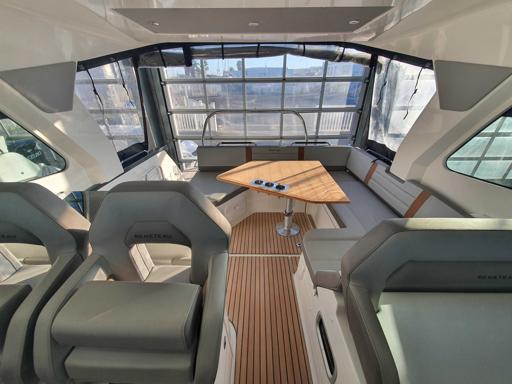 Beneteau Gran Turismo 32 Poste de Pilotage et Confort