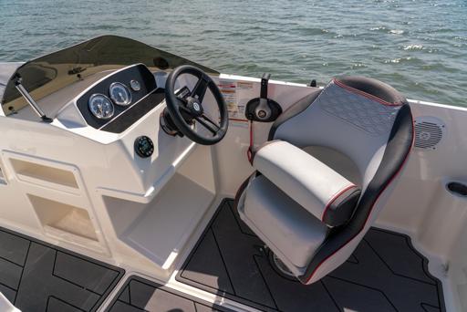 Bayliner M19 Design Innovant et Caractéristiques Techniques