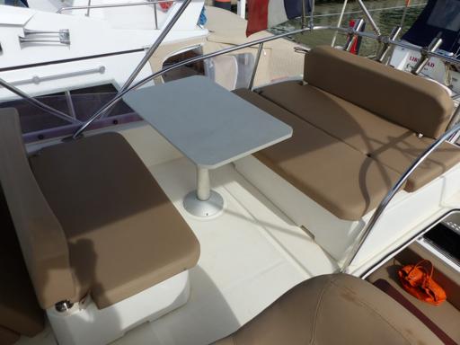 Jeanneau Merry Fisher 10 Flybridge et Habitacle