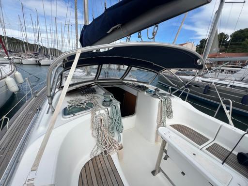 Beneteau Oceanis 423 Le Bénéteau Océanis Clipper 423 : Un Voilier de Confort et de Performance