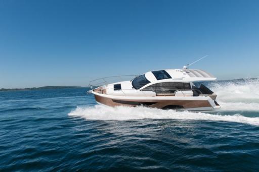 Sealine Sealine C335 Spécificités Techniques : Performances et Conception Avant-gardiste